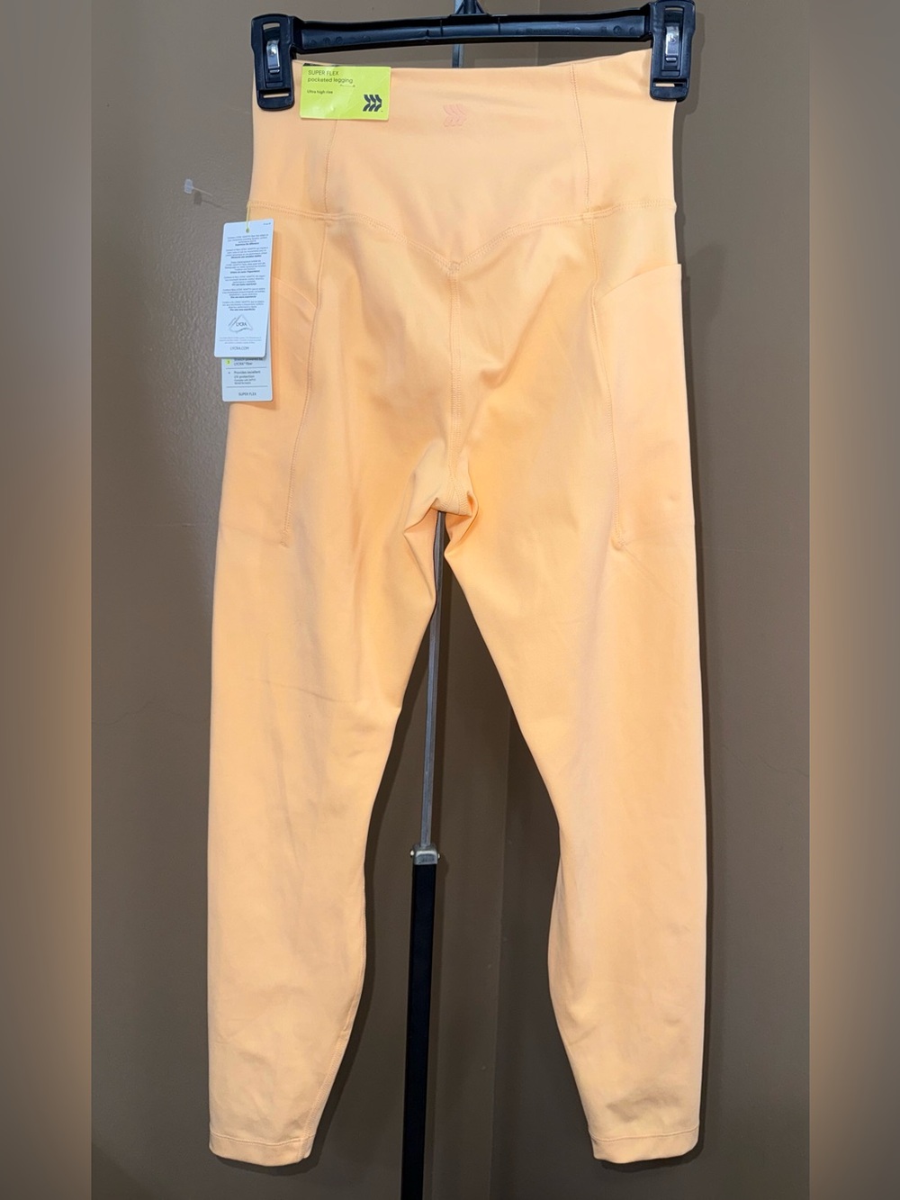 NWT ALL IN MOTION High-Waist Peach Leggings. Size Medium.